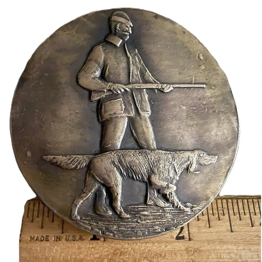 Vintage Rifle Hunter Retriever Bird Dog on Point Round 1960s Belt Buckle #839